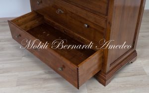 Cassettone classico di grandi dimensioni realizzato in legno massello di noce con pomelli e serrature