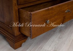 Cassettone classico di grandi dimensioni realizzato in legno massello di noce con pomelli e serrature