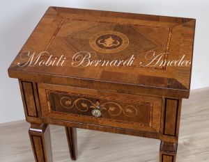 Riproduzione artigianale di tavolino comodino in stile neoclassico Maggiolini da abbinare a cassettoni intarsiati