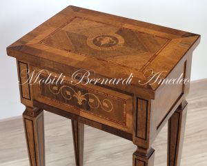 Riproduzione artigianale di tavolino comodino in stile neoclassico Maggiolini da abbinare a cassettoni intarsiati