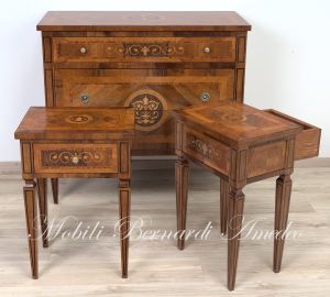 Riproduzione artigianale di tavolino comodino in stile neoclassico Maggiolini da abbinare a cassettoni intarsiati