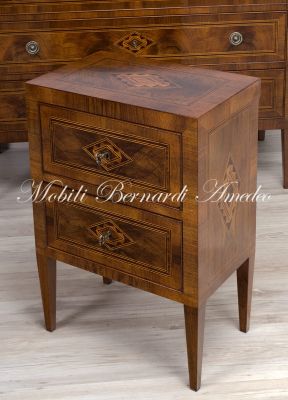 Comodino in stile neoclassico realizzato in legno massello intarsiato