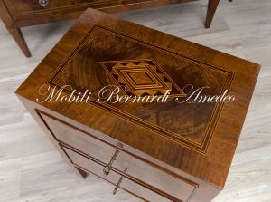 Comodino in stile neoclassico realizzato in legno massello intarsiato