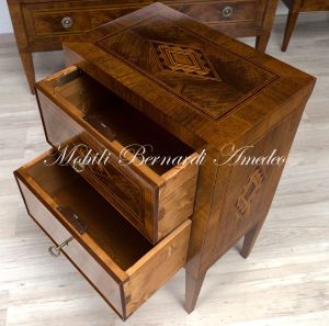 Comodino in stile neoclassico realizzato in legno massello intarsiato