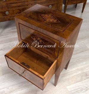 Comodino in stile neoclassico realizzato in legno massello intarsiato