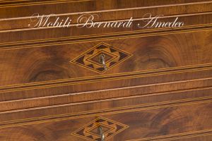 Cassettone costruito con tecniche tradizionali in Italia in legno massello con intarsi