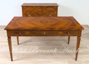 Mobili realizzati artigianalmente in legno massello con intarsi stile neoclassico