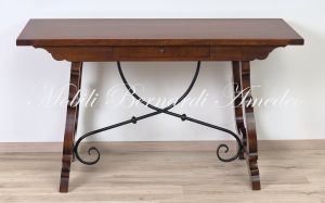 Tavolo consolle stile classico realizzato artigianale in legno massello di noce con ferro battuto