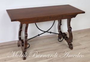 Tavolo consolle stile classico realizzato artigianale in legno massello di noce con ferro battuto