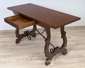 Tavolo consolle stile classico realizzato artigianale in legno massello di noce con ferro battuto