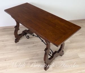 Tavolo consolle stile classico realizzato artigianale in legno massello di noce con ferro battuto