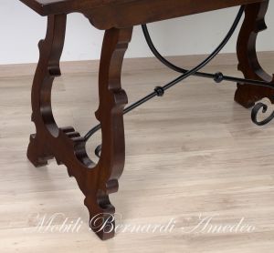 Tavolo consolle stile classico realizzato artigianale in legno massello di noce con ferro battuto