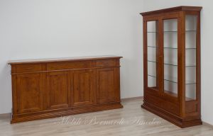 Credenza e vetrina realizzate artigianalmente in legno massello di noce stile arte povera
