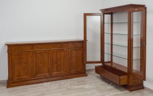 Credenza e vetrina realizzate artigianalmente in legno massello di noce stile arte povera
