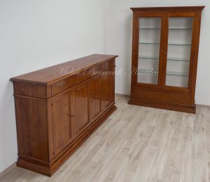 Credenza e vetrina realizzate artigianalmente in legno massello di noce stile arte povera