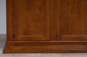 Credenza arte povera in legno massello di noce 4 porte e 3 cassetti con intarsio