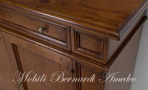Credenza in legno massello di noce con 2 ante e 1 cassetto stile arte povera