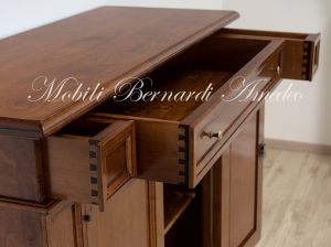 Credenza in legno massello di noce con 2 ante e 1 cassetto stile arte povera
