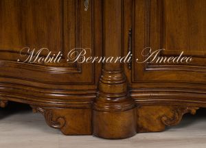 Credenza artigianale classica da soggiorno in noce massiccio scantonata