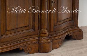 Credenza artigianale classica da soggiorno in noce massiccio scantonata