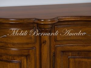 Credenza artigianale classica da soggiorno in noce massiccio scantonata