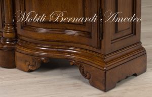 Credenza artigianale classica da soggiorno in noce massiccio scantonata
