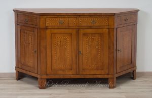 Riproduzione di credenza veneta scantonata in legno di ciliegio con intarsio