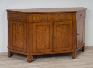 Riproduzione di credenza veneta scantonata in legno di ciliegio con intarsio