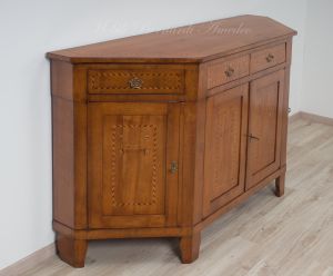 Riproduzione di credenza veneta scantonata in legno di ciliegio con intarsio