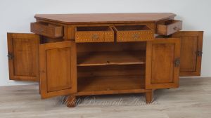 Riproduzione di credenza veneta scantonata in legno di ciliegio con intarsio