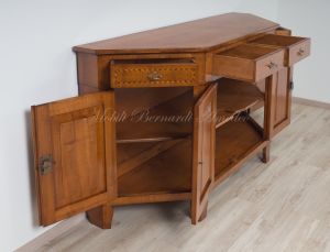 Riproduzione di credenza veneta scantonata in legno di ciliegio con intarsio