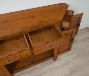 Riproduzione di credenza veneta scantonata in legno di ciliegio con intarsio