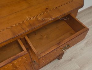 Riproduzione di credenza veneta scantonata in legno di ciliegio con intarsio