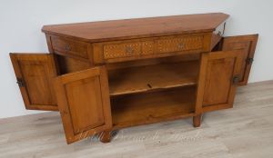 Riproduzione di credenza veneta scantonata in legno di ciliegio con intarsio
