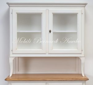 Credenza con alzata da cucina in legno massello stile classico veneto finitura colore bianco e rovere chiaro