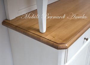 Credenza con alzata da cucina in legno massello stile classico veneto finitura colore bianco e rovere chiaro