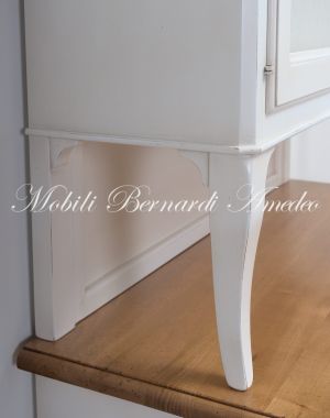 Credenza con alzata da cucina in legno massello stile classico veneto finitura colore bianco e rovere chiaro