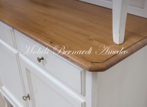Credenza con alzata da cucina in legno massello stile classico veneto finitura colore bianco e rovere chiaro