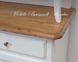 Credenza con alzata da cucina in legno massello stile classico veneto finitura colore bianco e rovere chiaro