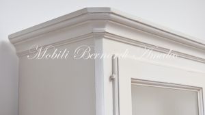 Credenza con alzata da cucina in legno massello stile classico veneto finitura colore bianco e rovere chiaro