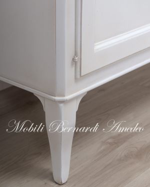 Credenza con alzata da cucina in legno massello stile classico veneto finitura colore bianco e rovere chiaro