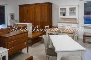 Credenza con alzata da cucina in legno massello stile classico veneto finitura colore bianco e rovere chiaro fotografata in negozio