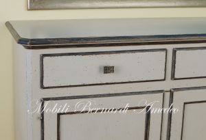 Credenza classica in legno massello con finitura colore grigio molto anticata