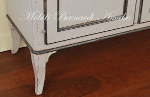 Credenza classica in legno massello con finitura colore grigio molto anticata