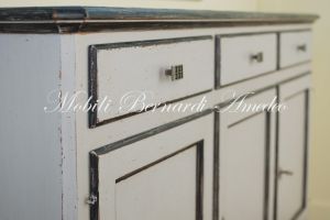 Credenza classica in legno massello con finitura colore grigio molto anticata