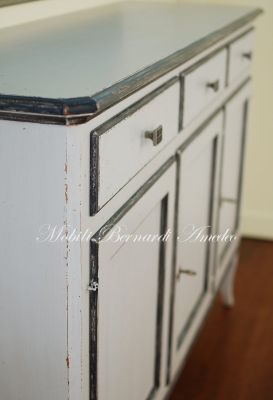 Credenza classica in legno massello con finitura colore grigio molto anticata