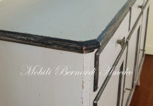 Credenza classica in legno massello con finitura colore grigio molto anticata