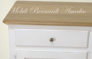 Credenza in legno massello con finitura bicolore bianco e noce