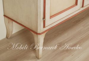 Credenza classica in legno massello con finitura laccata 3 colori e anticata