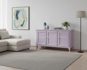 Credenza stile classico in legno massello con finitura colorata lilla e foglia argento ambientata in un soggiorno moderno